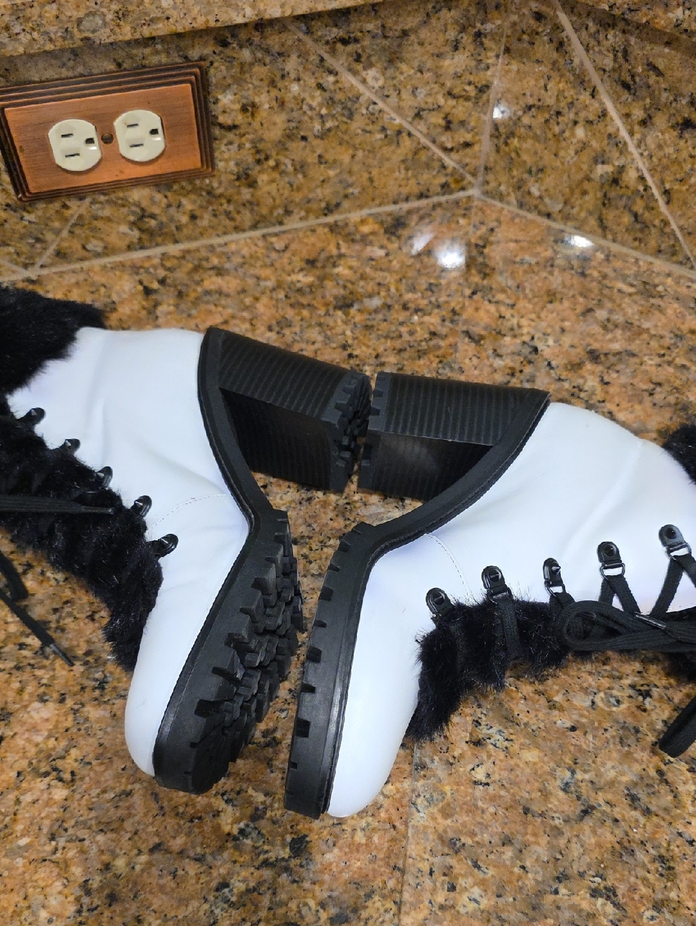 Guess Faux Fur Lined Block Heel Boots - SZ 10 - Picture 4 of 14